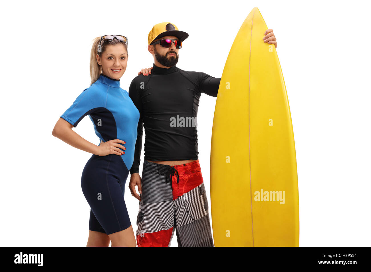 Surfers in posa con una tavola da surf isolati su sfondo bianco Foto Stock