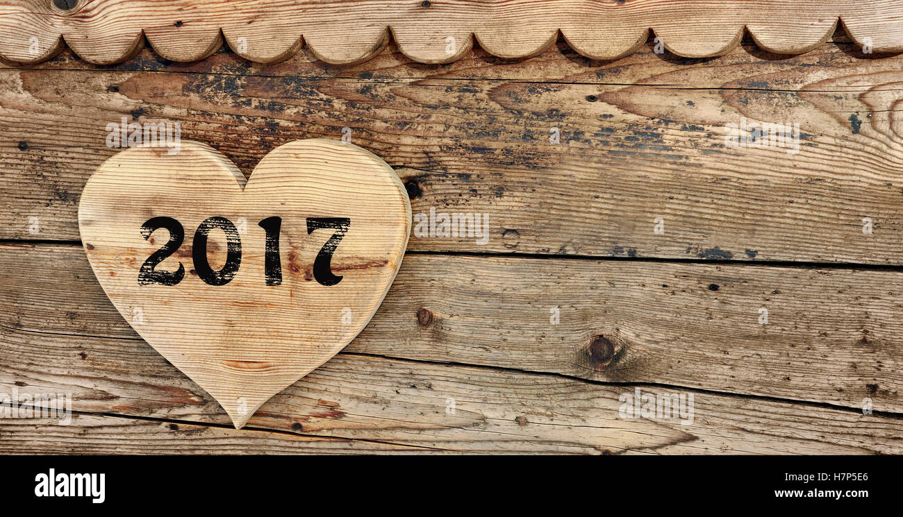 2017 scritto sul cuore di legno sagomato su una facciata cottage Foto Stock