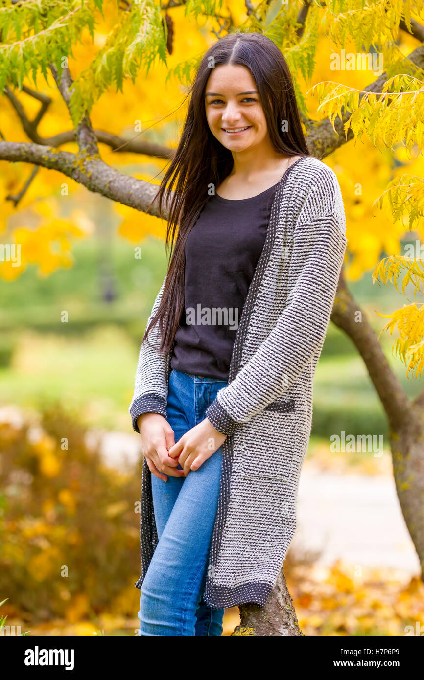 Ritratto di Pretty girl teen in autunno park. Sorridente ragazza felice ritratto, autunno all'aperto. Foto Stock