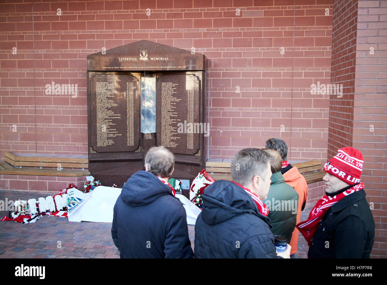 Fan pagare rispetta al memoriale di hillsborough anfield liverpool fc regno unito Foto Stock