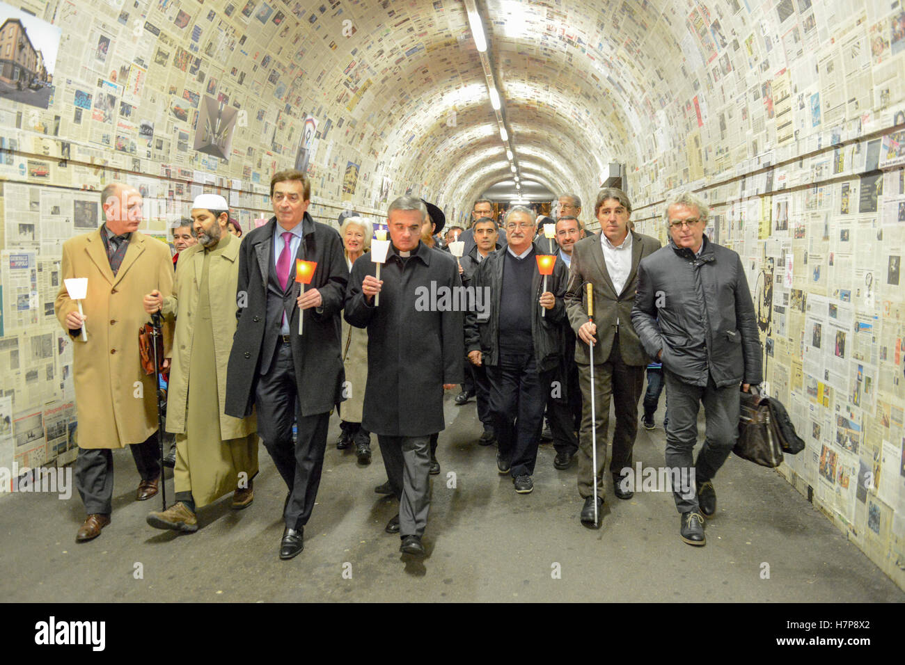 Lugano, Svizzera - 17 novembre 2015: gruppo di persone durante la processione interconfessionale contro il terrorismo nelle strade di appendice Foto Stock