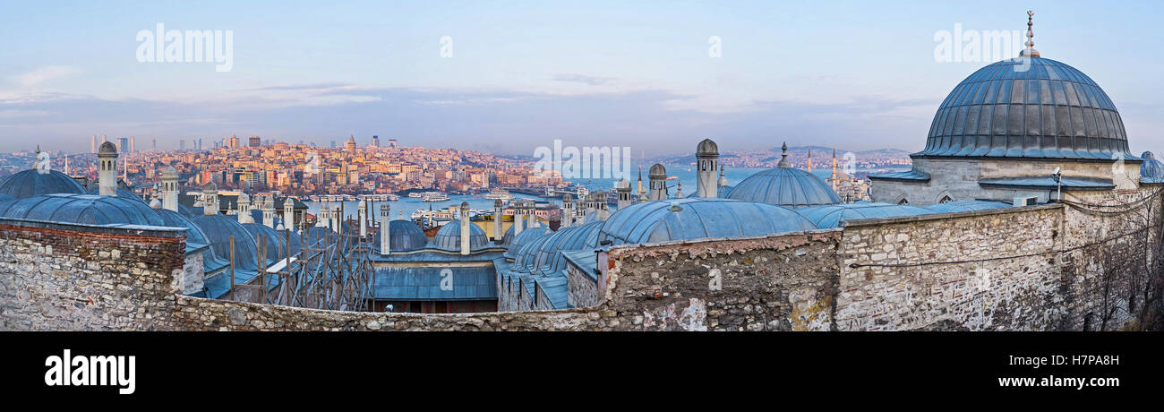 Il grigio delle cupole della sepoltura di Suleymaniye complesso con vista sul quartiere di Beyoglu trovanella tramonto travi, Istanbul, Turchia. Foto Stock