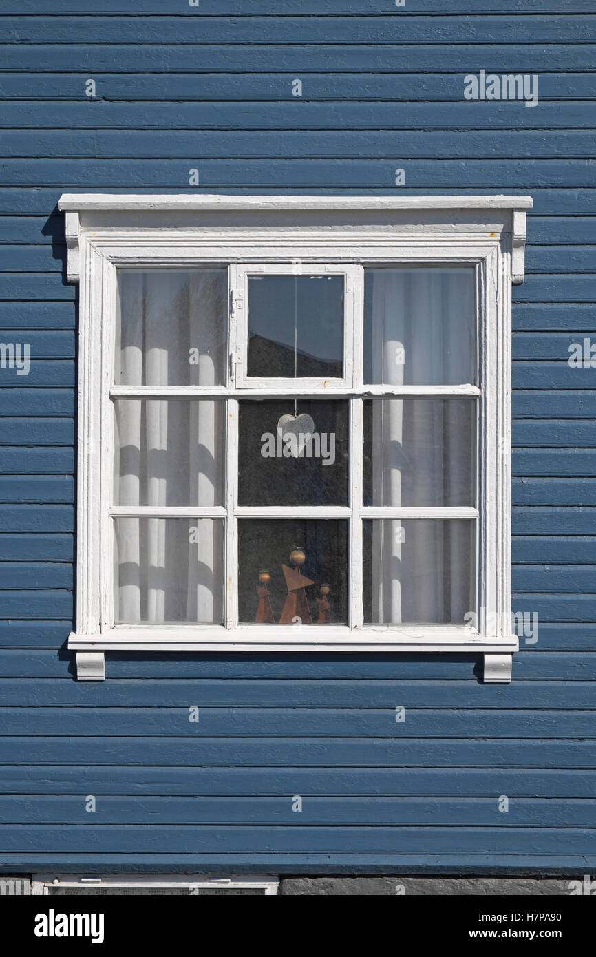 Tre angeli in una finestra di una casa, Husavik, Islanda. Foto Stock