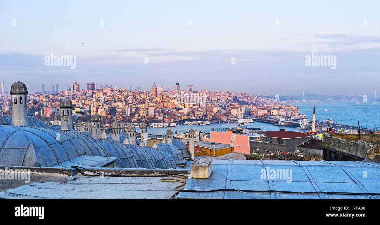 Il purpureo tramonto travi sulla città vecchia di Istanbul con le cupole di Suleymaniye complesso di sepoltura in primo piano, la Turchia. Foto Stock