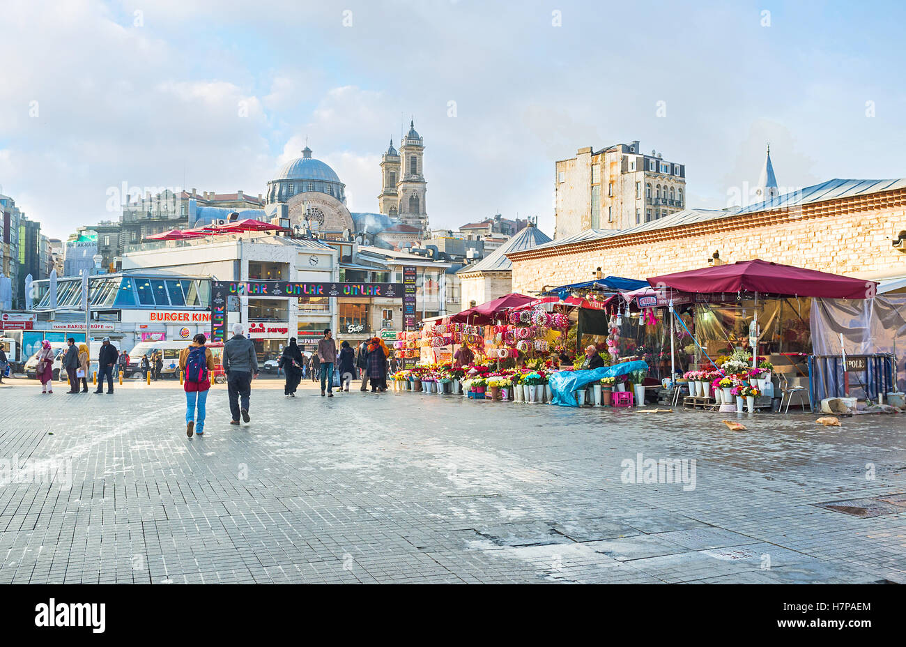 Il mercato dei fiori in piazza Taksim offre belle mazzi e diverse decorazioni di fiori Foto Stock