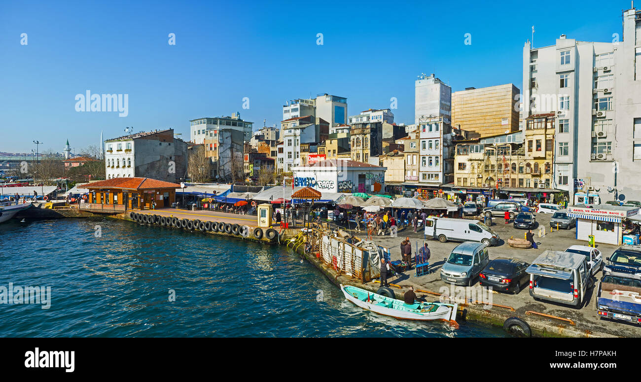 I fornitori di portare il pesce in auto e barche ogni mattina alla centrale di mercato del pesce, situato alla base del Ponte di Galata Foto Stock