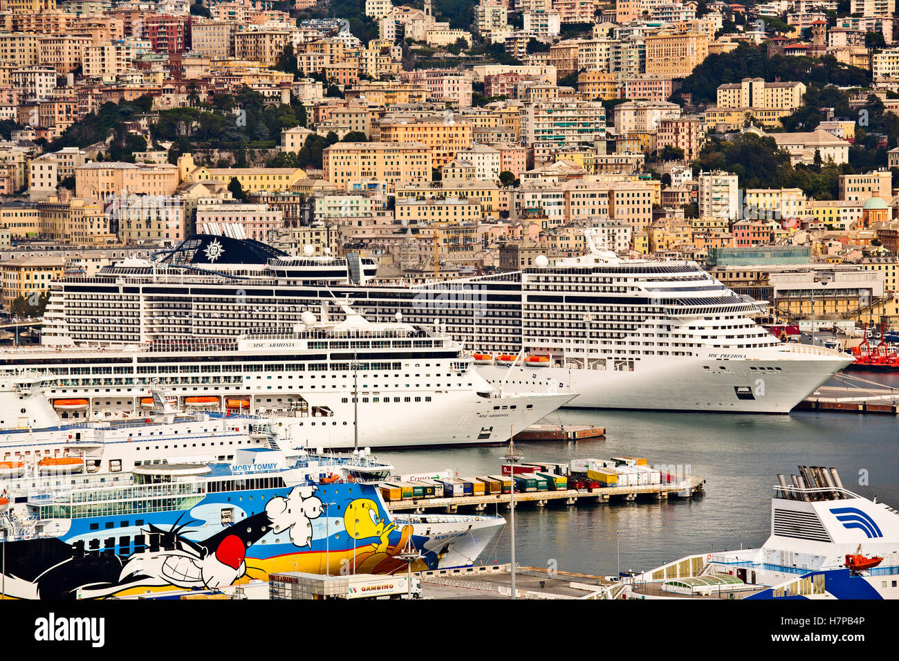 Porto Vecchio porto vecchio, crociere e vista panoramica del porto e della città. Genova. Mare Mediterraneo. Liguria, Italia Europa Foto Stock