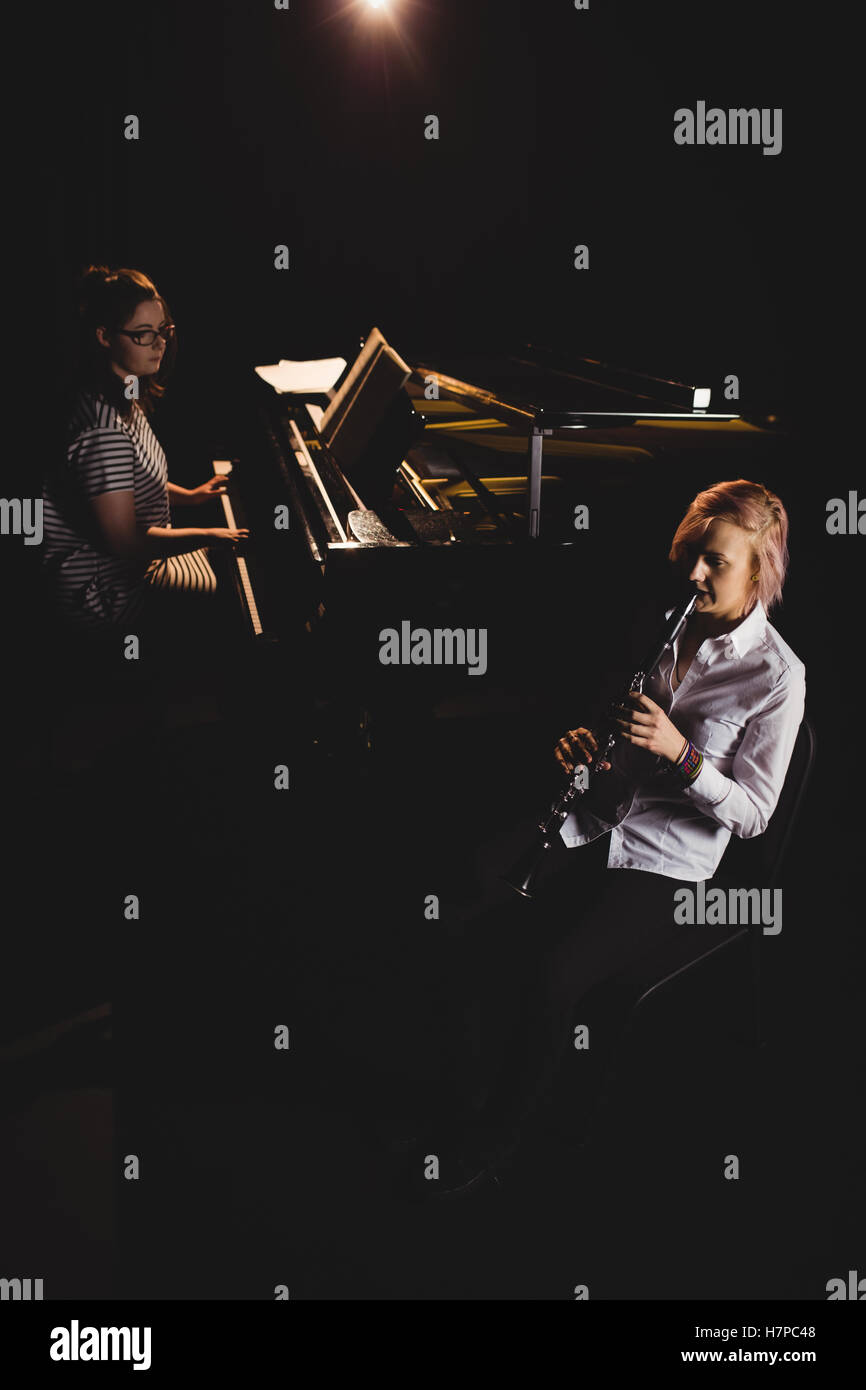 Due studenti di sesso femminile la riproduzione di clarinetto e pianoforte Foto Stock