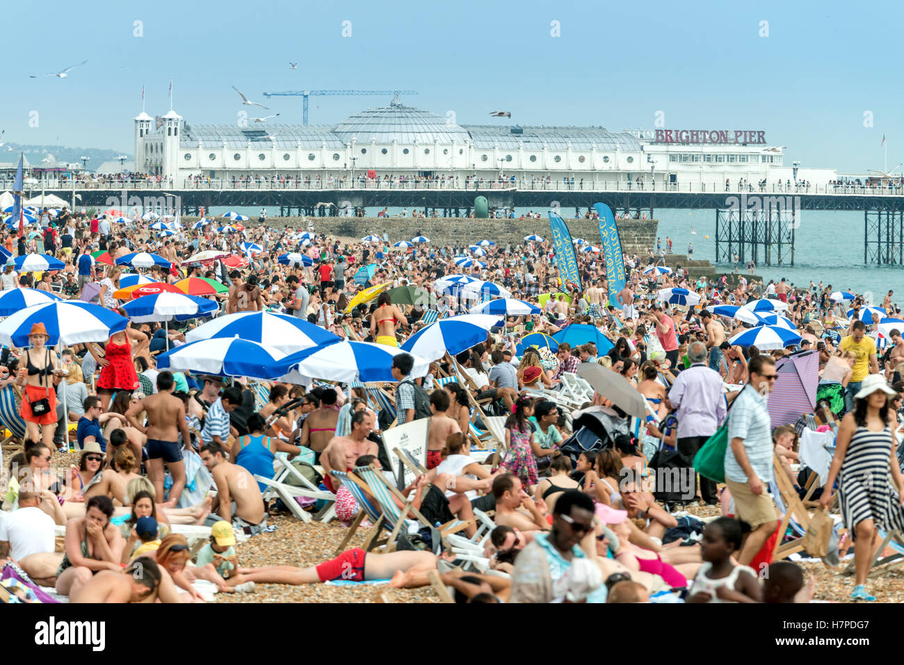 Una affollata spiaggia di Brighton su una soleggiata giornata calda Foto Stock