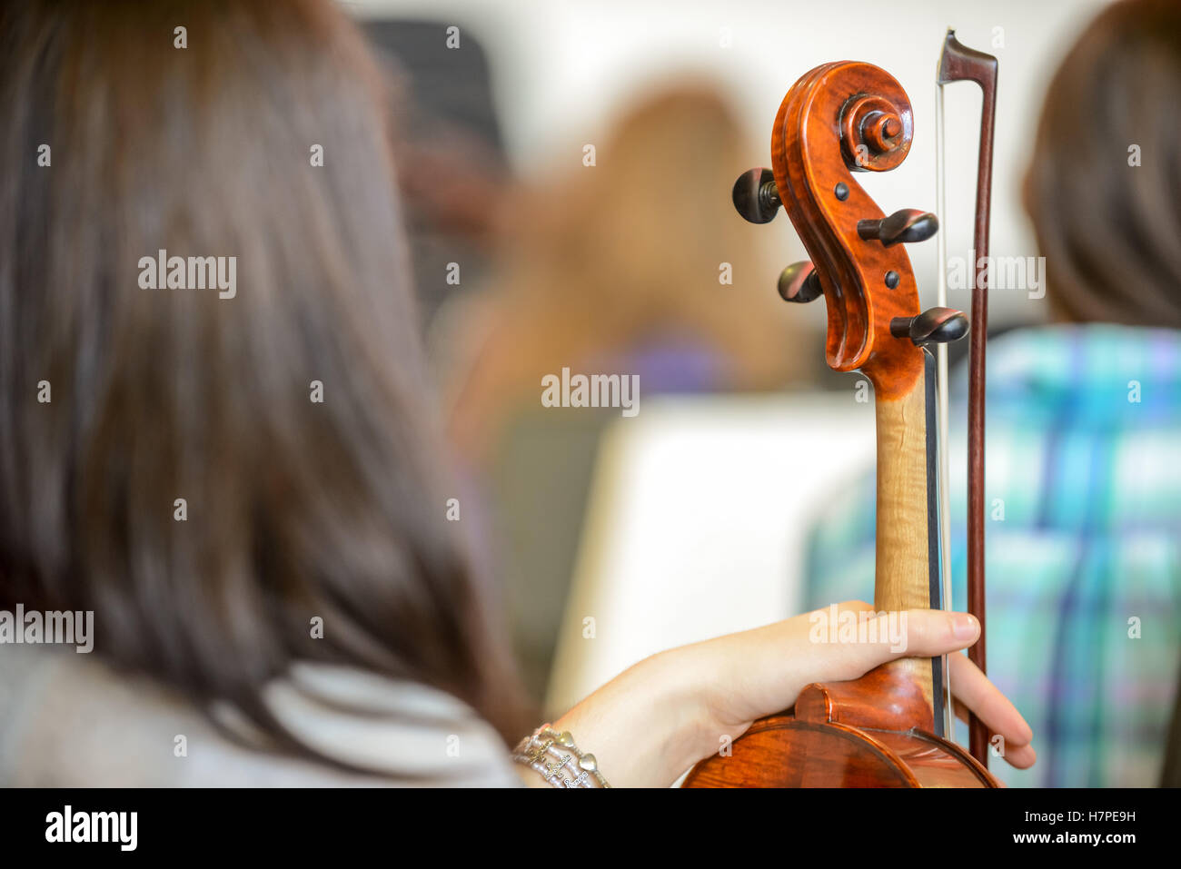 Close up di strumento musicale che viene riprodotto da giovane Foto Stock