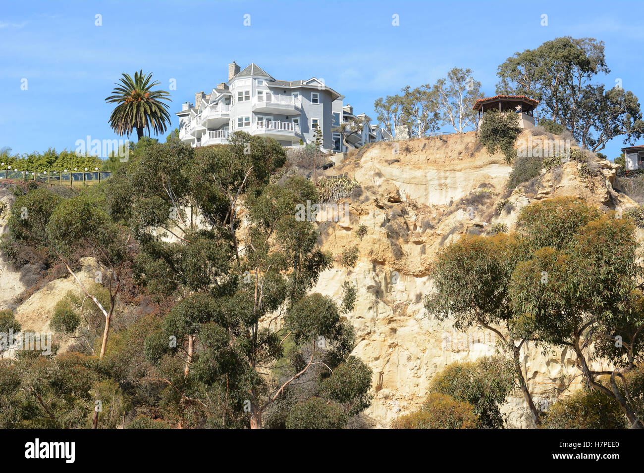 La Lanterna Blu Inn e gazebo sulle scogliere che si affaccia la Dana Point Harbor, California. Foto Stock