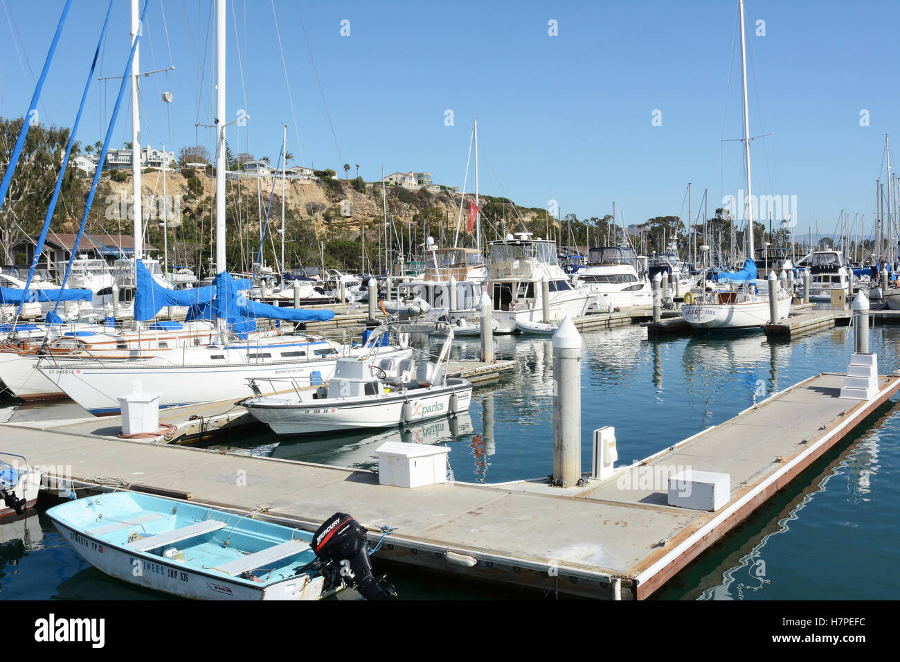 Barche nel loro scivola a Dana Point Harbor, Orange County, California Foto Stock