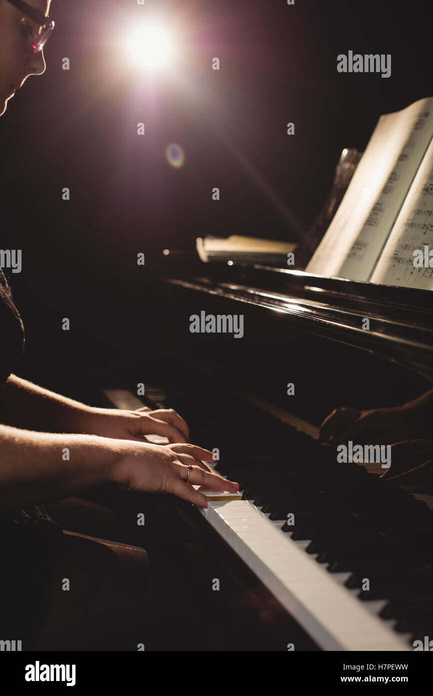 Donna riproduzione di un pianoforte Foto Stock