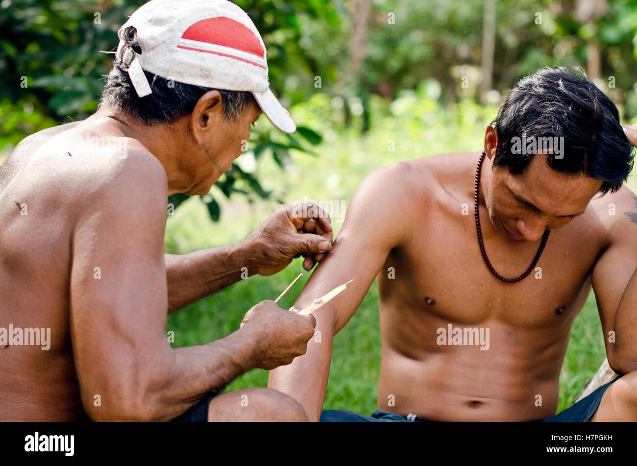 I membri della tribù Matses applyingkambo medicina sacra, Rio Galvez ,Matses reserva,foresta amazzonica ,Perù Foto Stock