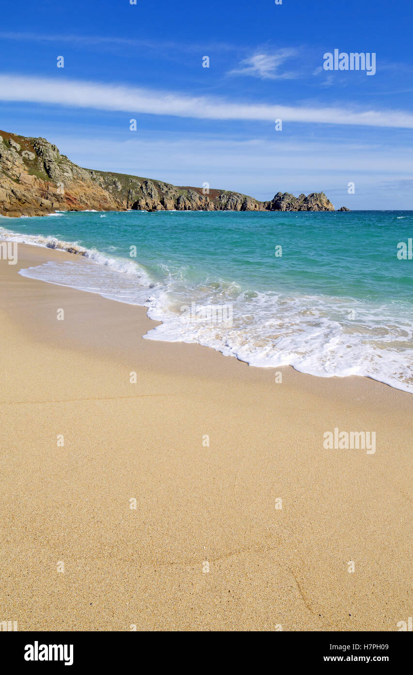 Porthcurno spiaggia sabbiosa a riva e Logan rock in una giornata di sole in Cornwall Inghilterra England Regno Unito. Foto Stock