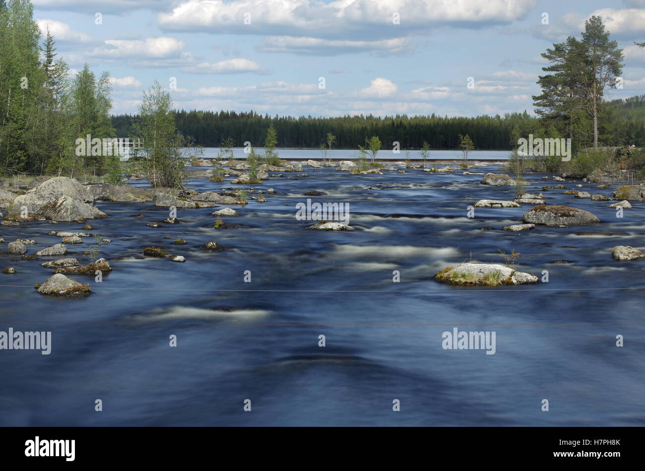 Una lunga esposizione shot di rapide nella parte anteriore del Watergate in un fiume svedese in Jaemtland. Foto Stock