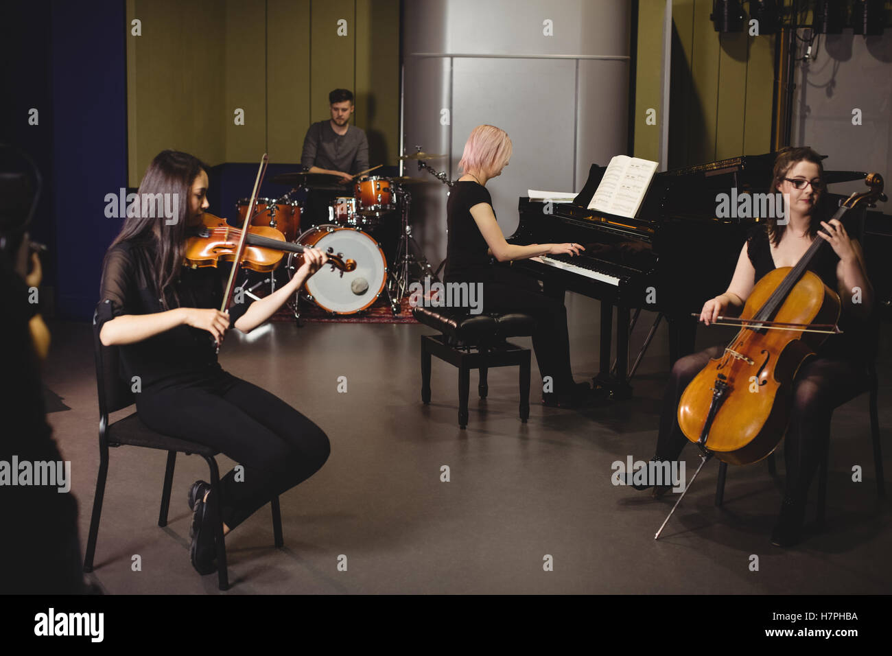 Gruppo di studenti la riproduzione di vari strumenti Foto Stock