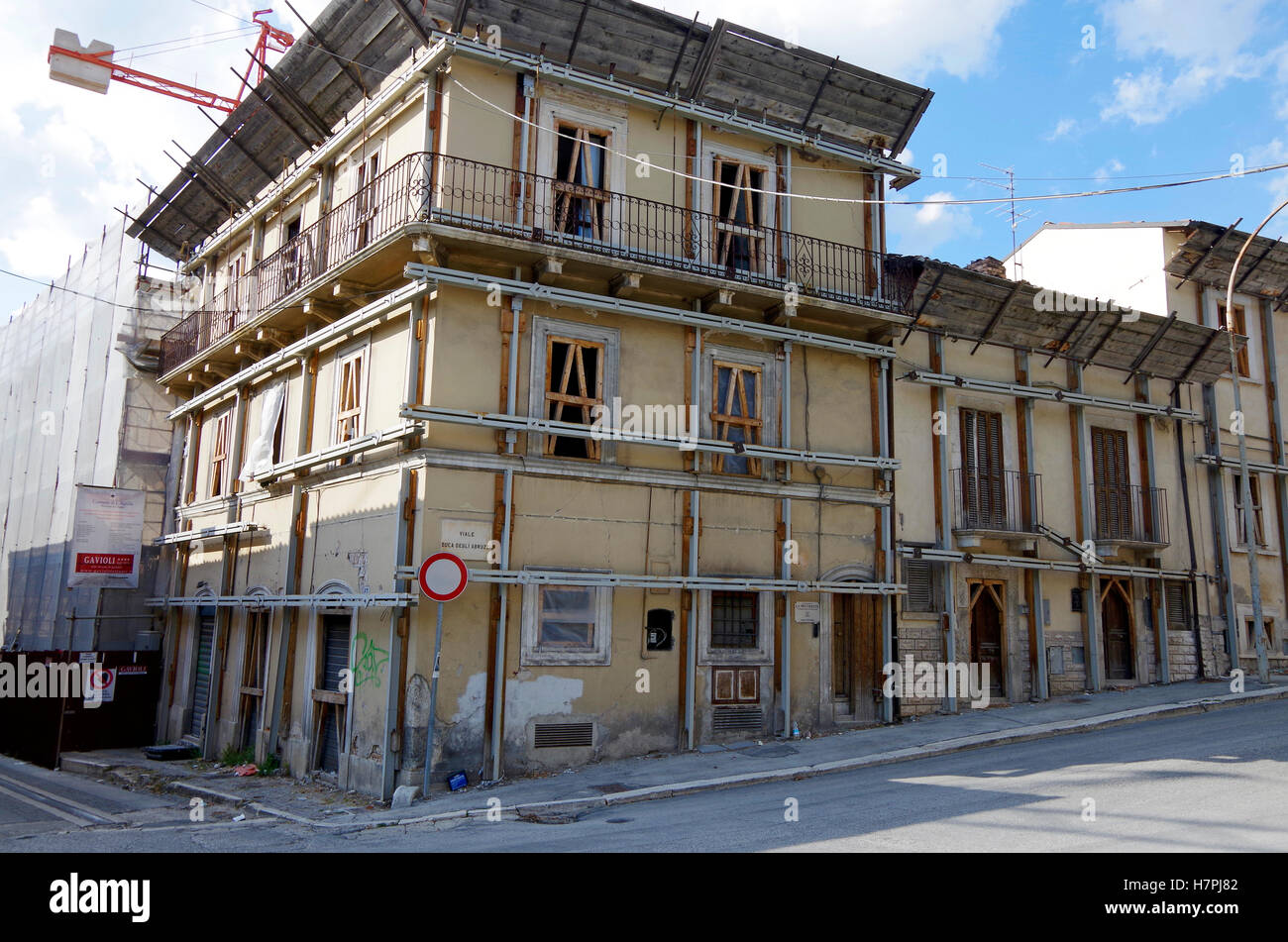 L'Aquila, Italia. Edifici danneggiati 2009 terremoto Foto Stock