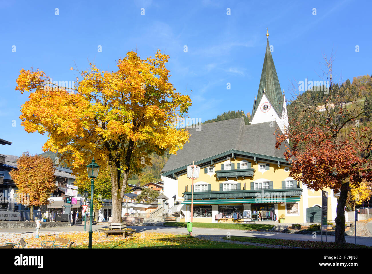 Neukirchen am Großvenediger: la piazza principale, la chiesa, del Pinzgau, Salisburgo, Austria Foto Stock