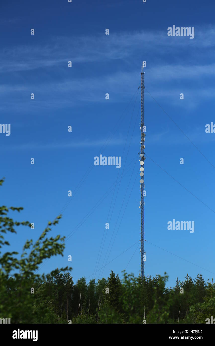 Torre del trasmettitore in Svezia e nella parte anteriore del cielo blu. Foto Stock