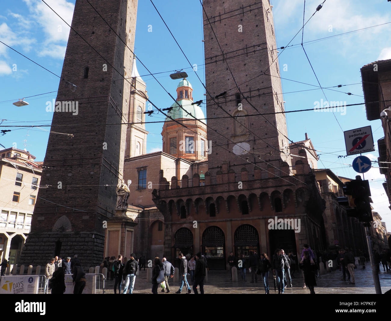 Le due torri di Bologna, la Torre degli Asinelli e Torre della Garisenda. Foto Stock