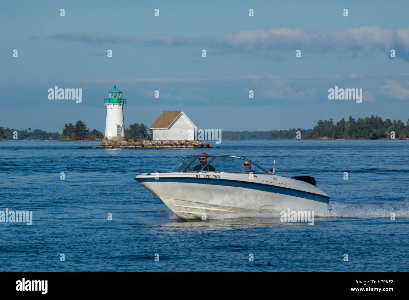 New York, San Lawrence Seaway, mille isole della baia di Alessandria. Il canottaggio sulla seaway con il faro in distanza. Foto Stock