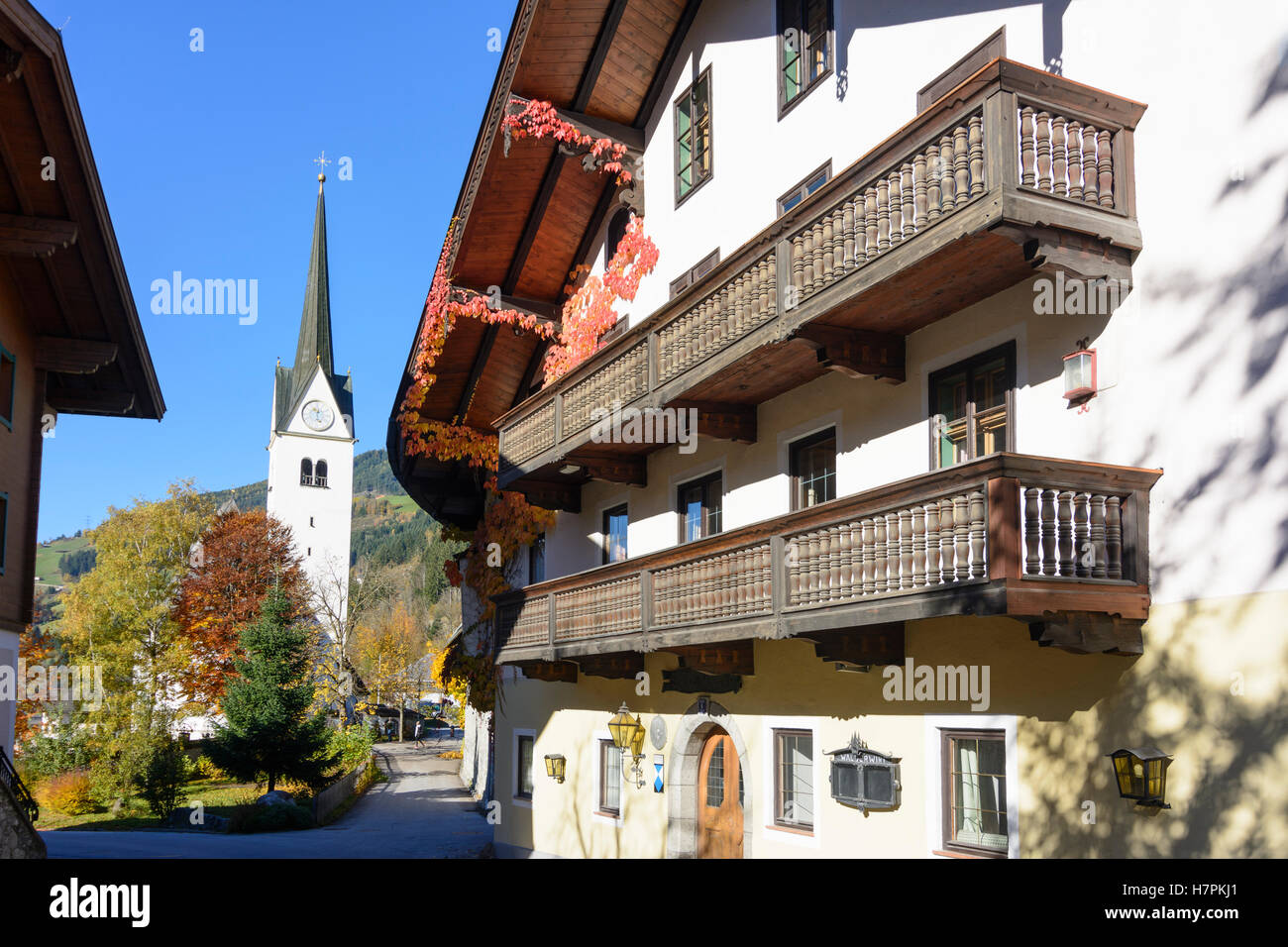 Wald im Pinzgau: chiesa, casa storica, del Pinzgau, Salisburgo, Austria Foto Stock