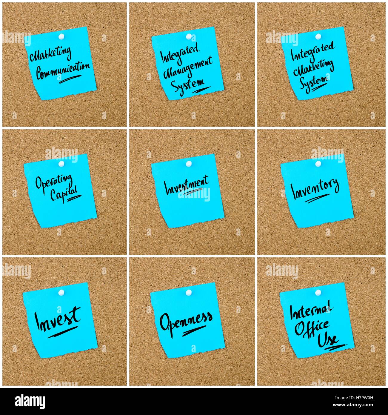 Collage di Business degli acronimi scritto su carta blu nota appuntata sulla bacheca di sughero con la puntina bianca, copia dello spazio disponibile Foto Stock