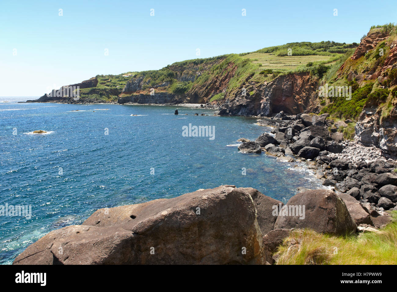 Azzorre costiera paesaggio in Sao Jorge island con oceano atlantico. Posizione orizzontale Foto Stock