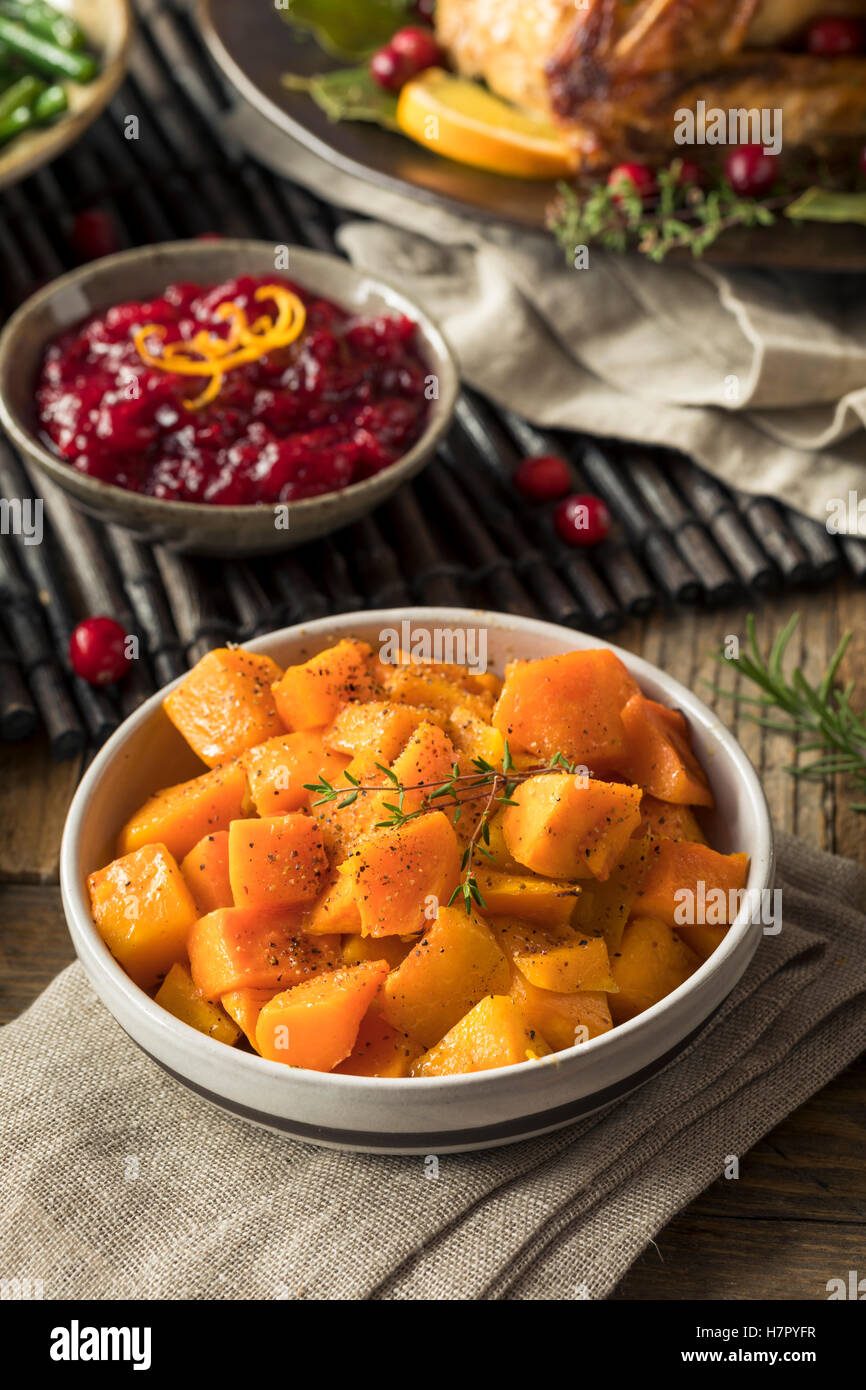In casa di ringraziamento zucca arrosto con pepe e erbe aromatiche Foto Stock