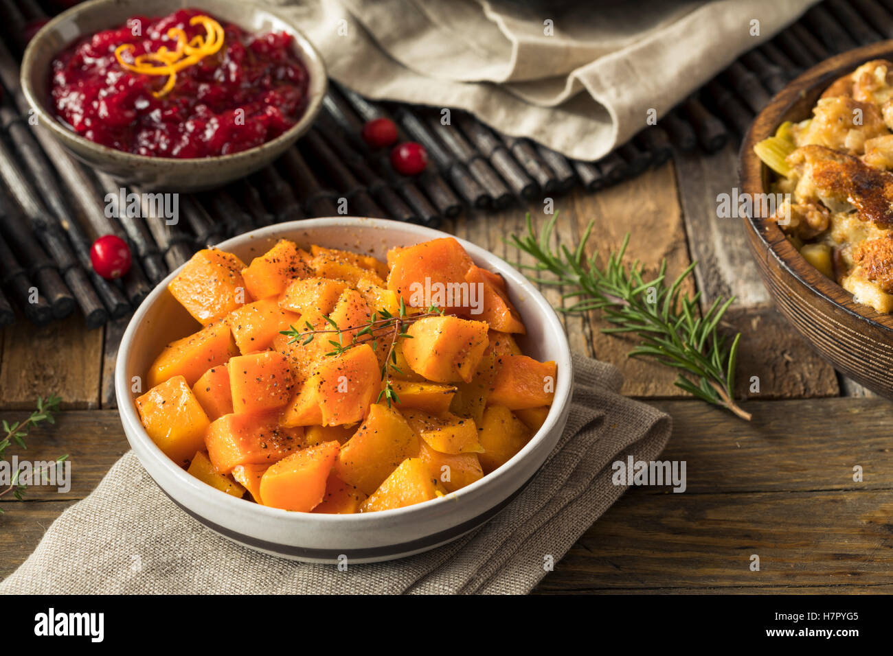 In casa di ringraziamento zucca arrosto con pepe e erbe aromatiche Foto Stock