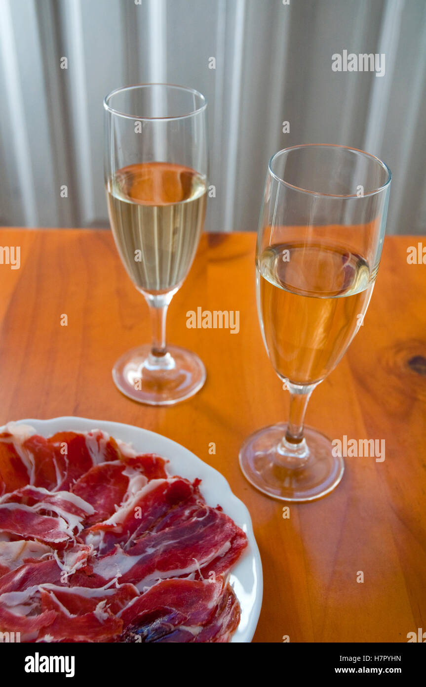 Prosciutto Iberico di servire e due bicchieri di vino sherry. In Andalusia, Spagna. Foto Stock
