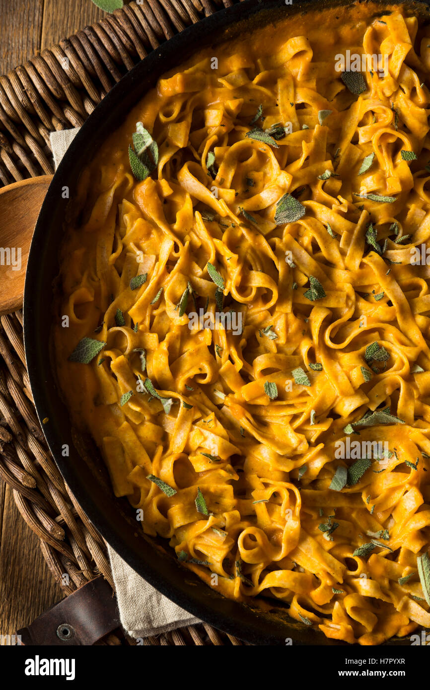 In casa autunno la pasta con la salsa di zucca e salvia Foto Stock