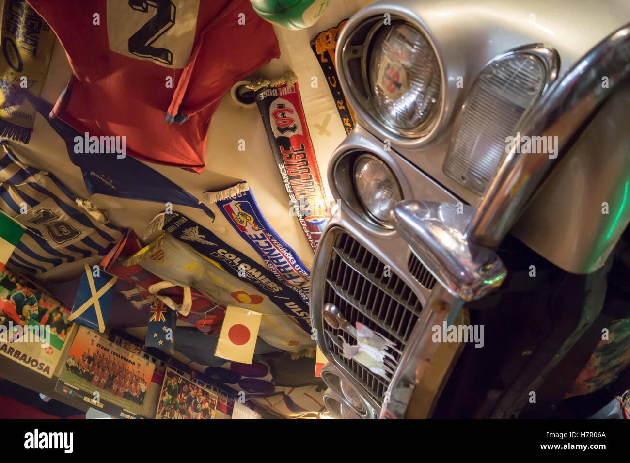 Jaguar XJ-6 nel soffitto della barra di rugby Stade Toulousain 'Le Rouge et Noir ", Rue du Pont Saint-Pierre, Toulouse, Haute-Garonne, Occitanie, Francia Foto Stock