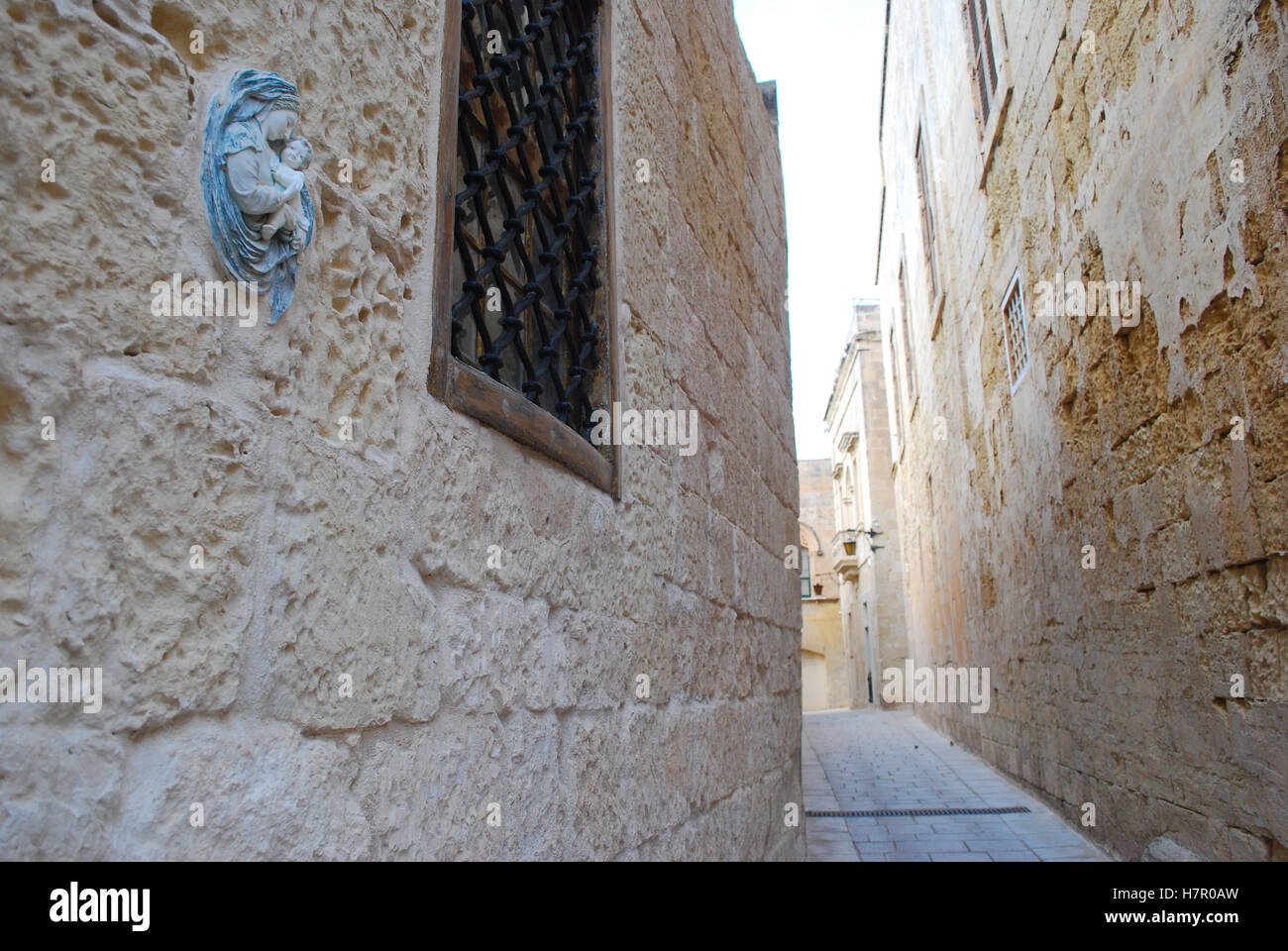 Una stretta via medievale nella antica capitale, Mdina, Malta Foto Stock