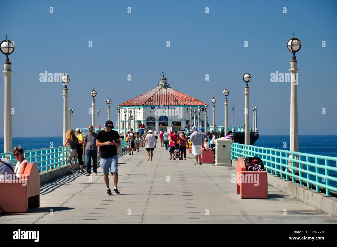 Settembre 30, 2016. Manhattan Beach, California. La gente che camminava sul famoso porto di Manhattan a Manhattan Beach Foto Stock