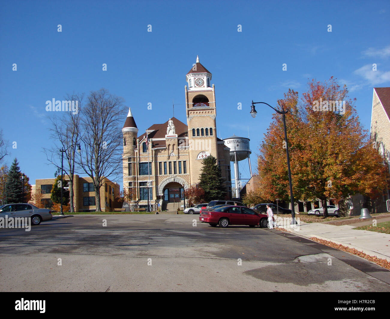 Il municipio e il Palazzo di Giustizia in Crystal Falls, MI Foto Stock