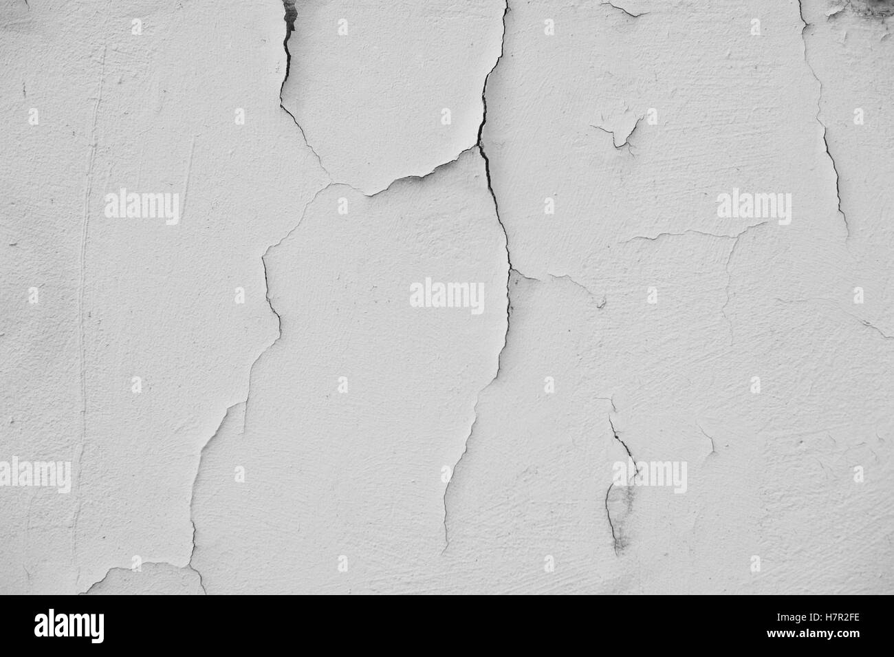 Bianco sfondo Grunge incrinato parete di gesso sulla casa Foto Stock