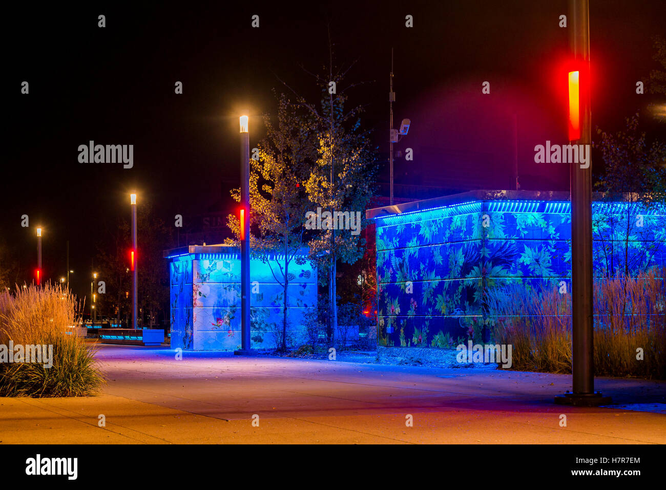 Hi Tech, bagni pubblici, East Village, Calgary, Alberta, Canada. Foto Stock