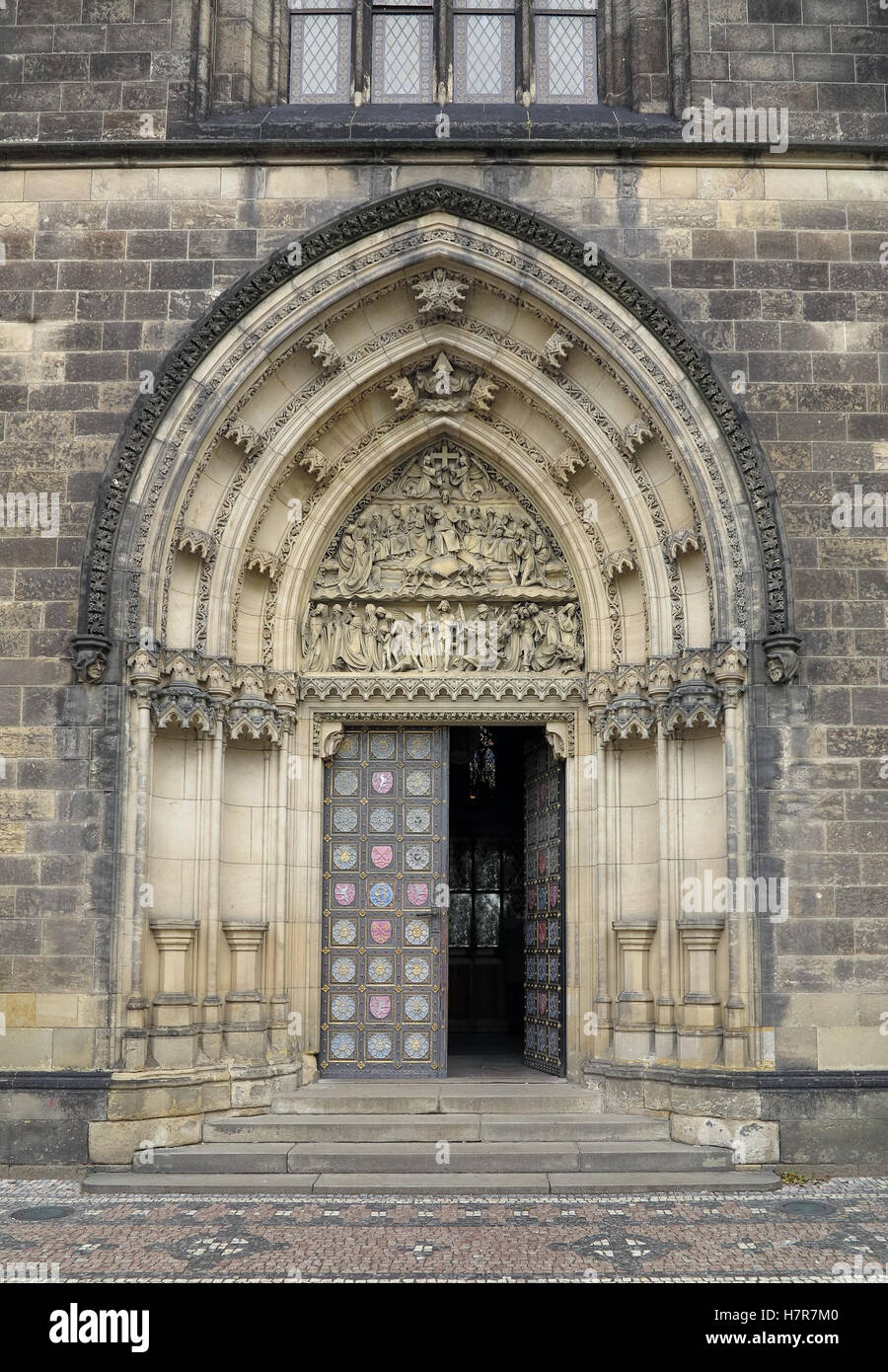 Portale di ingresso della chiesa su Vysehrad a Praga con la scultura del Giudizio Universale Foto Stock