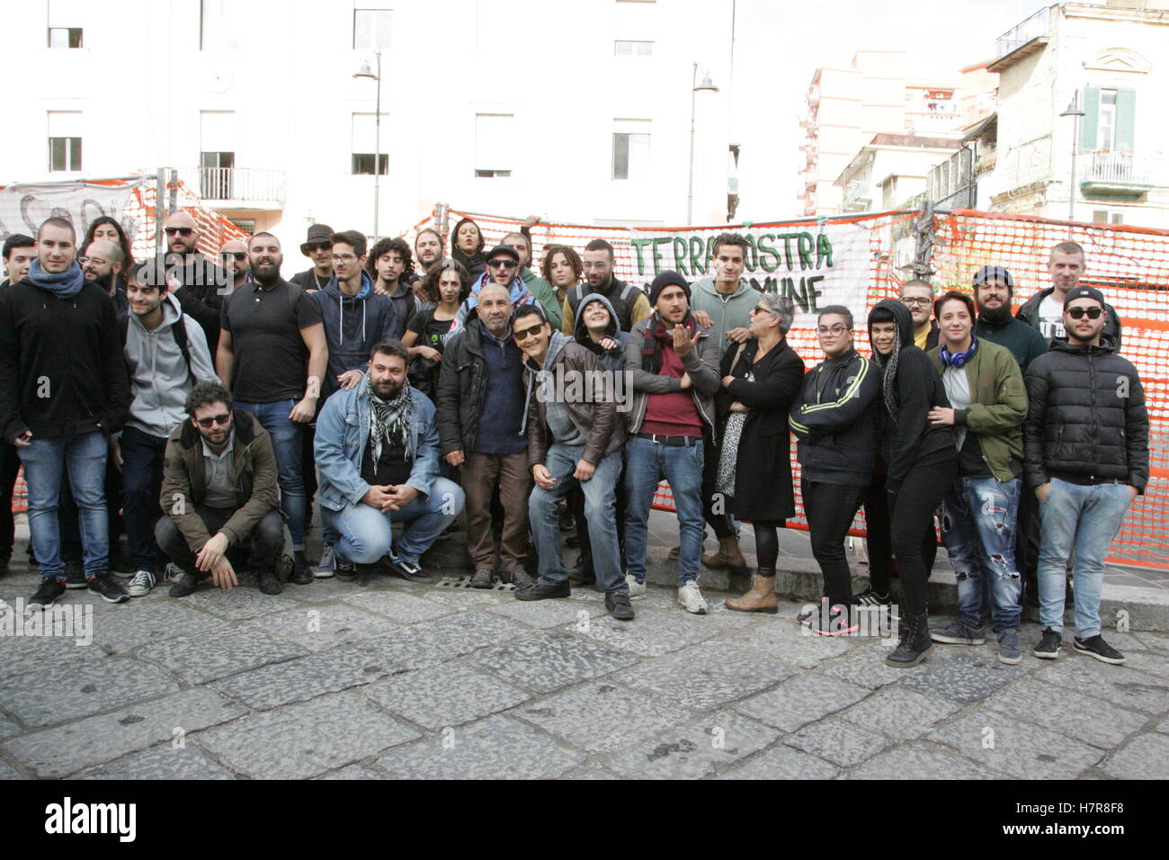 Casoria, Italia. 07 Nov, 2016. Presidio di protesta al di fuori degli uffici comunali per chiedere un incontro con il sindaco per un'operazione per recuperare abbandonati area picnic per essere assegnati e di aprire un tavolo sul tema '' beni comuni'' per la gestione dello spazio nella città liberata, deviato dal degrado e abbandono, auto-gestito da persone che vivono sul territorio. © Salvatore Esposito/Pacific Press/Alamy Live News Foto Stock