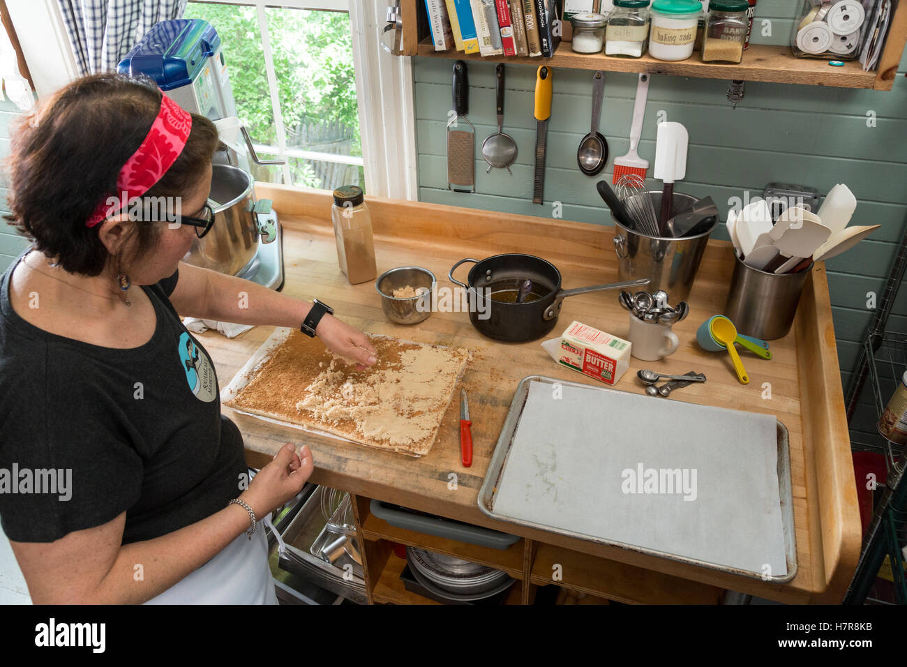 Fare panini alla cannella, Squam Lake Inn e Marketplace, NH Foto Stock