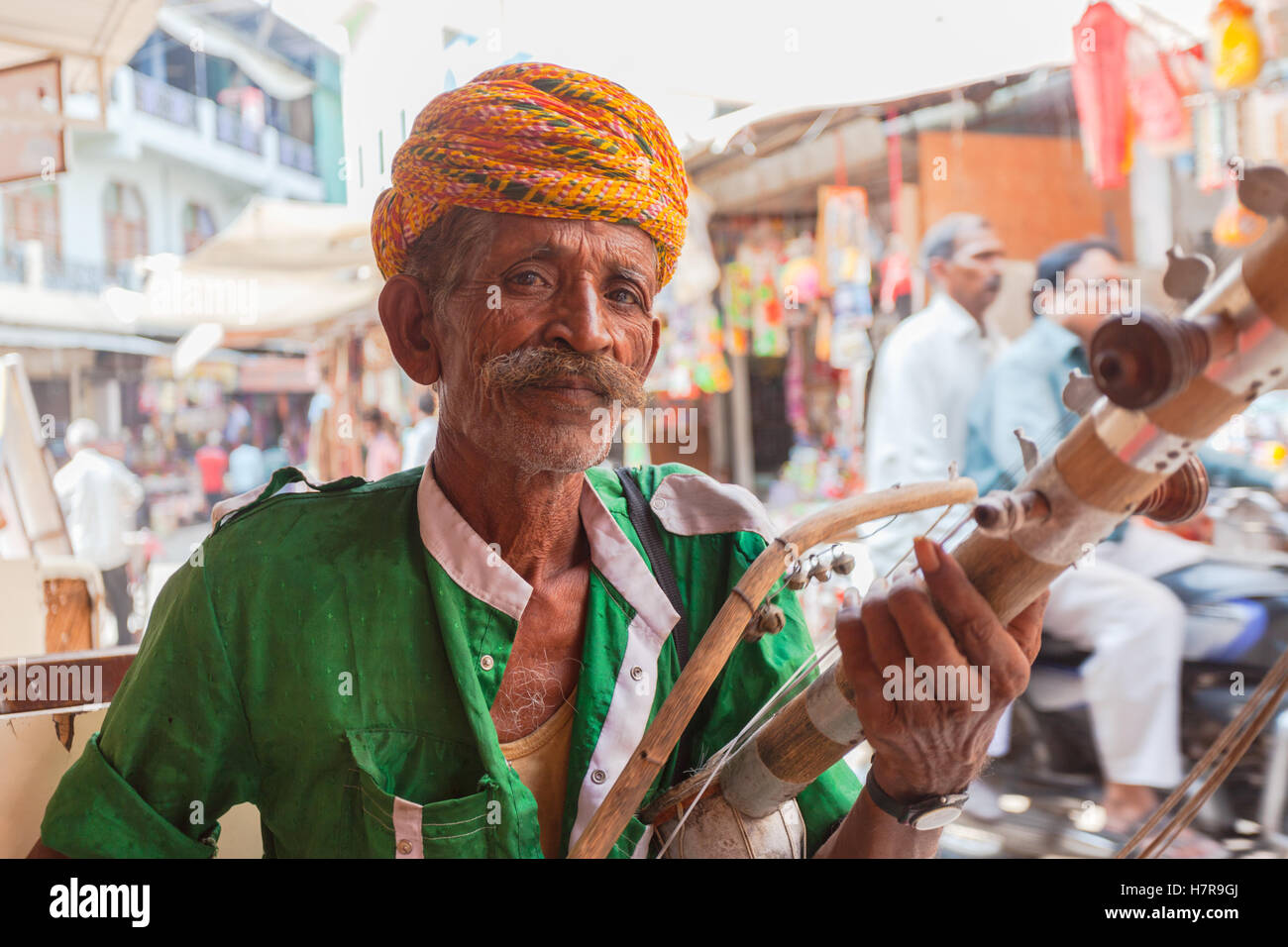 Un indiano di Rajasthani uomo giocando un Ravanahatha un tradizionale strumento musicale, Pushkar, India Foto Stock