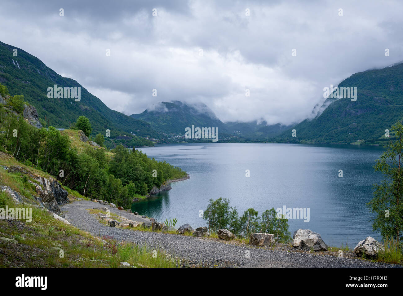 Strada di ghiaia a norwegian bellissimo fiordo shore. Foto Stock