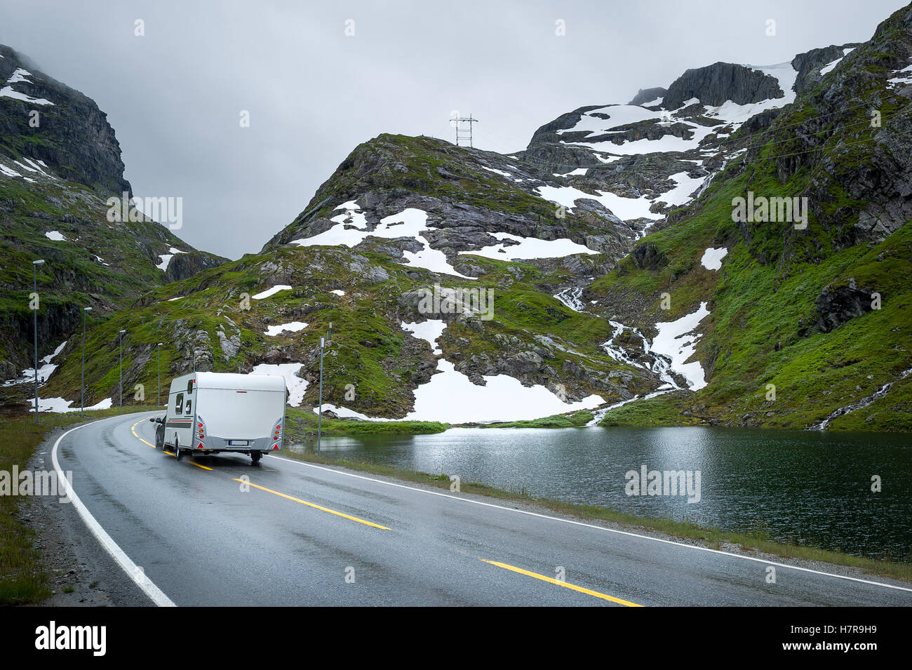 Camper in viaggio presso la panoramica strada norvegese di montagna. Foto Stock