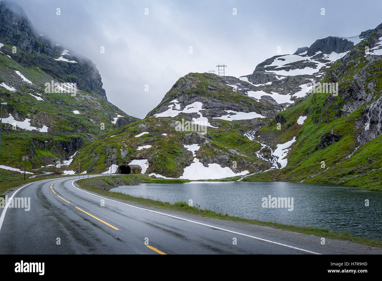 Tunnel a scenic mountain road. Foto Stock