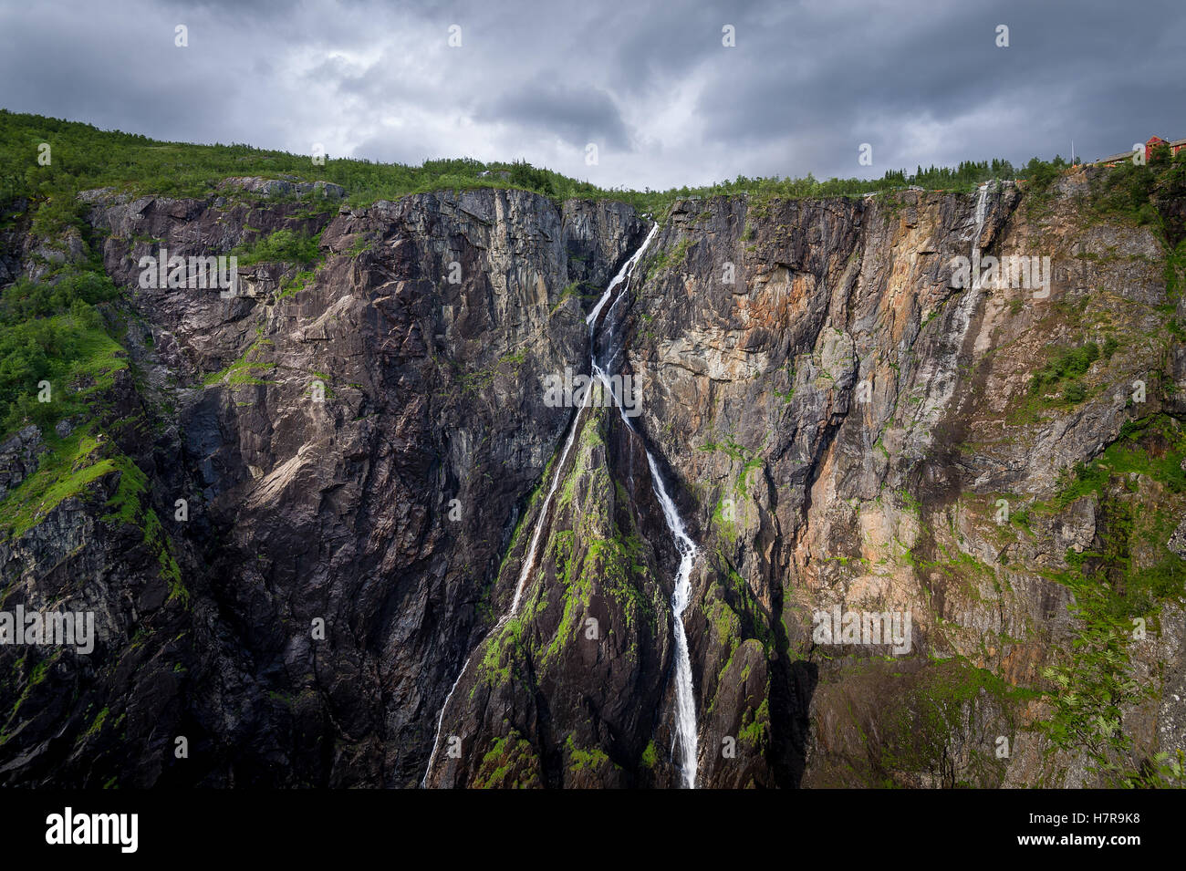 Valle Voringsfoss rocce e cascate del paesaggio. Foto Stock