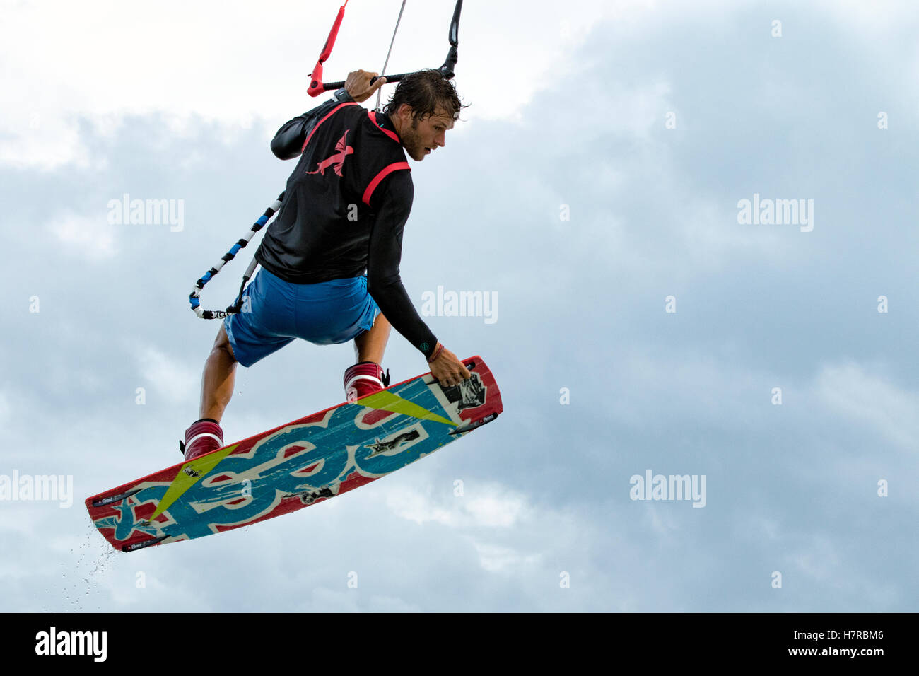 Professional Kitesurfer Ben Jopling a Veterans Memorial Park - Little Duck Key, Florida, Stati Uniti d'America Foto Stock