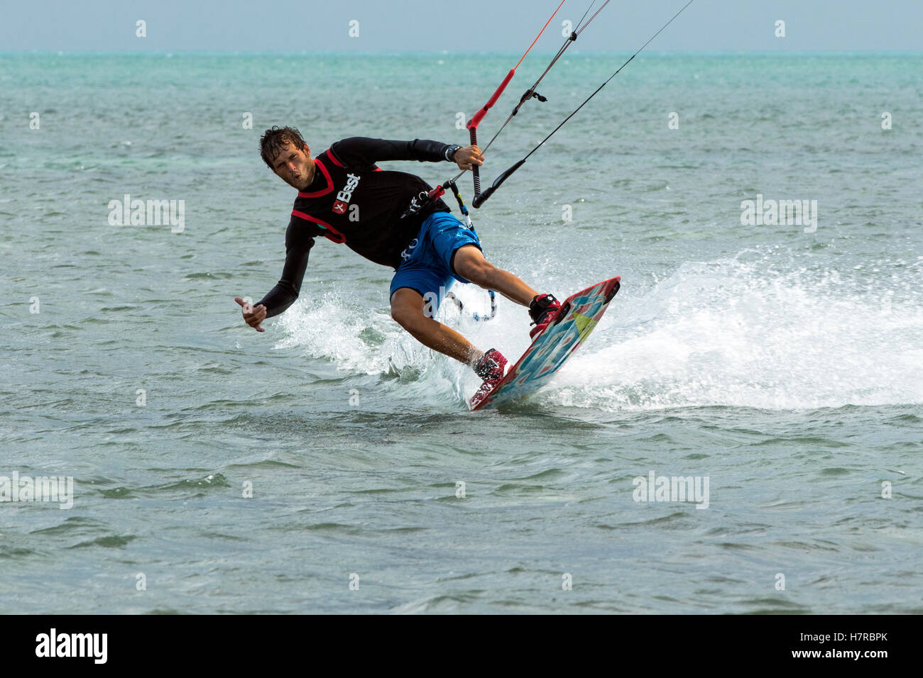 Professional Kitesurfer Ben Jopling a Veterans Memorial Park - Little Duck Key, Florida, Stati Uniti d'America Foto Stock
