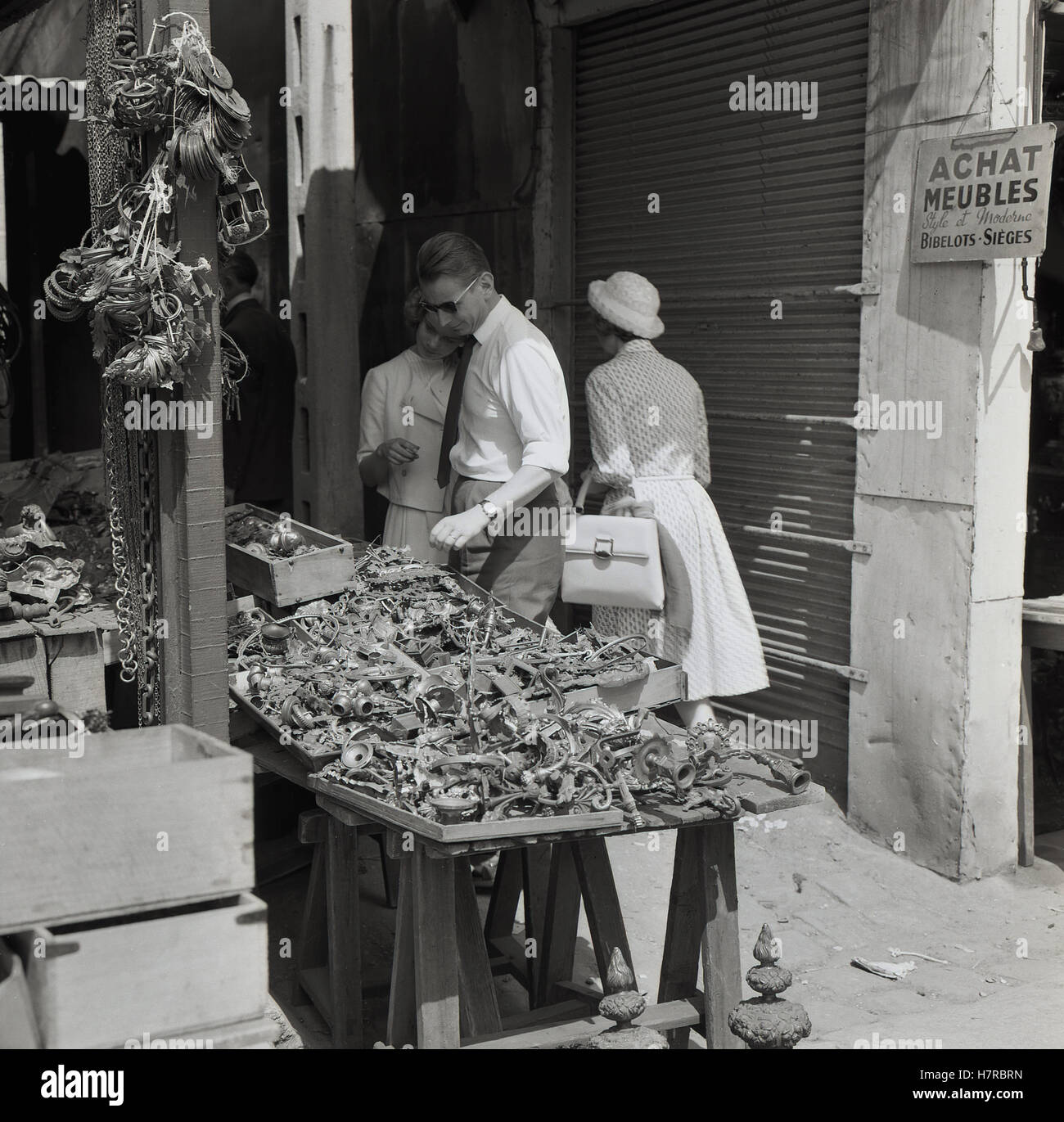 Dieppe, francia - 17 novembre 2019: spille vintage vendute al mercato delle  pulci in francia